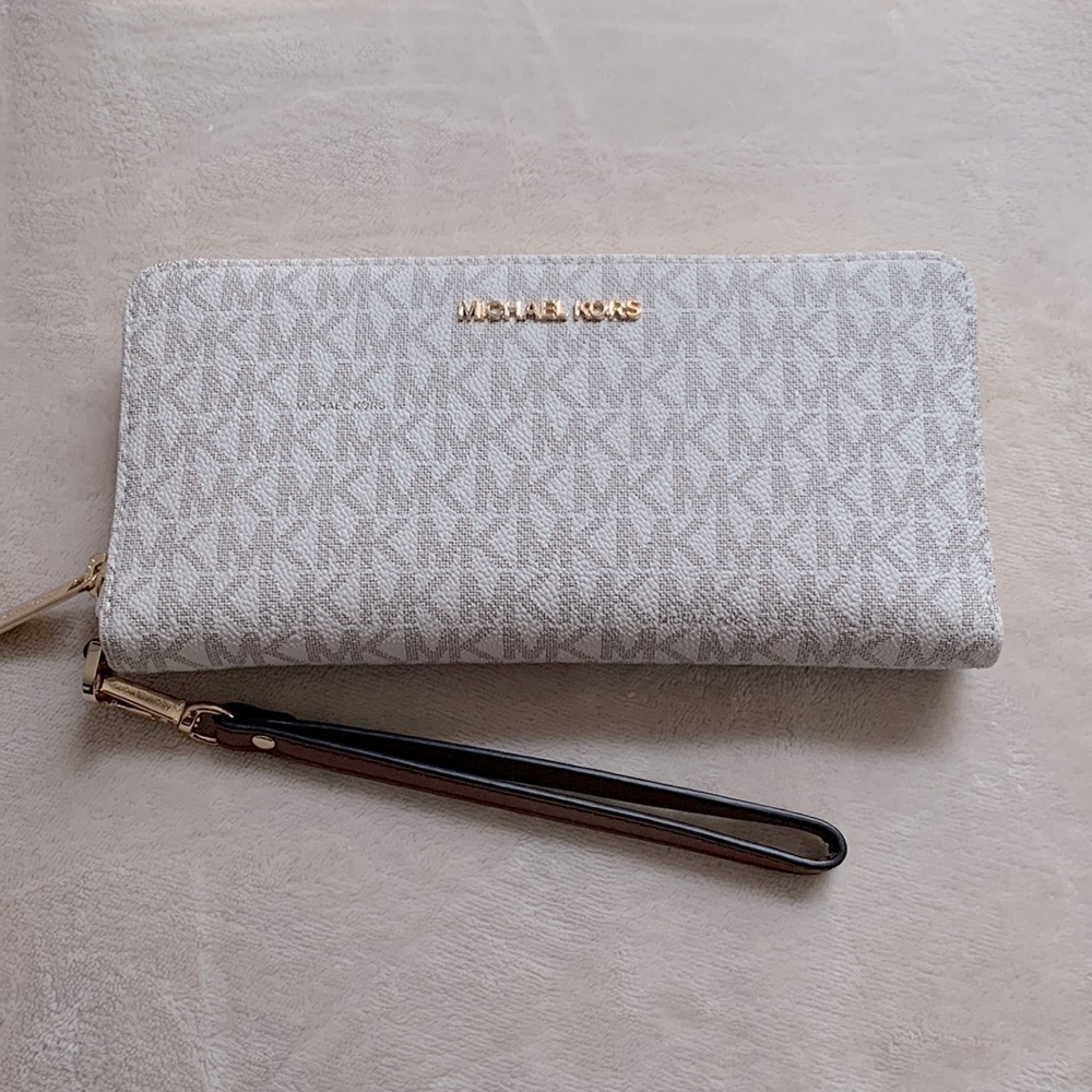 Brand new michael kors Jet Set Travel wallet/wristlet